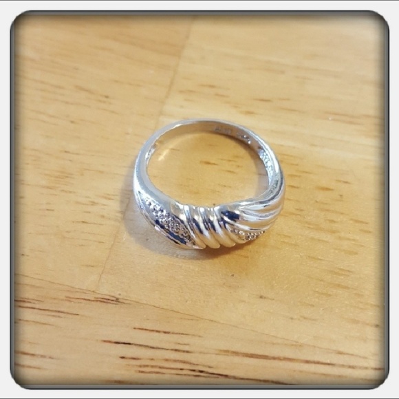 NWOT Woman's Genuine Sterling Silver Ring Sz 8 - Picture 5 of 7